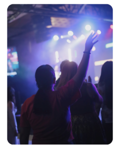 Personas levantando sus manos en un tiempo de adoración en Casa de Dios Fusagasugá.