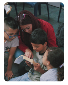 Líder enseñando la Biblia a un niño durante una actividad de Casa Kids.