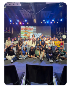 Jóvenes reunidos durante un encuentro en Casa de Dios Fusagasugá.