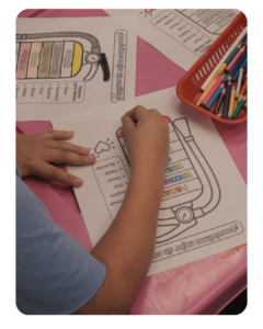 Niños coloreando y aprendiendo en Casa Kids de Casa de Dios Fusagasugá.