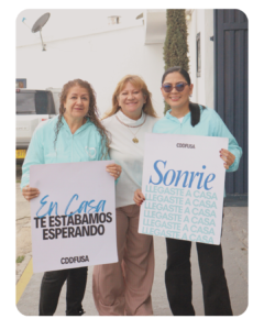 Equipo de bienvenida de Casa de Dios Fusagasugá recibiendo a las personas con una sonrisa.