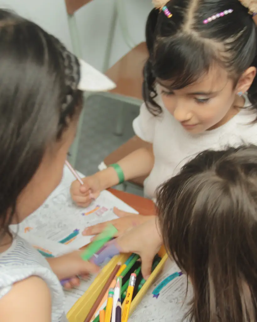 Niños participando en una actividad creativa de Casa Kids en Casa de Dios Fusagasugá.